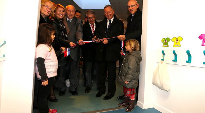 Inauguration de l'Extension de l'école Jean de la Fontaine : coupure du ruban