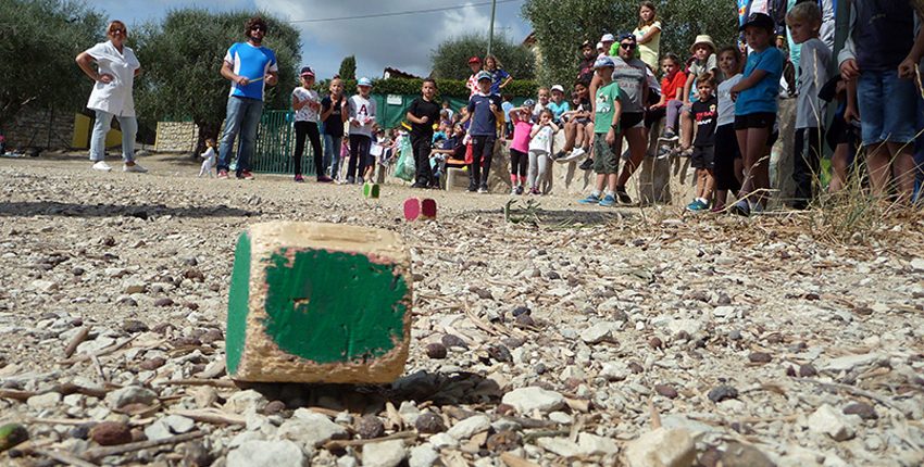 Enfants jouants aux boules carrées