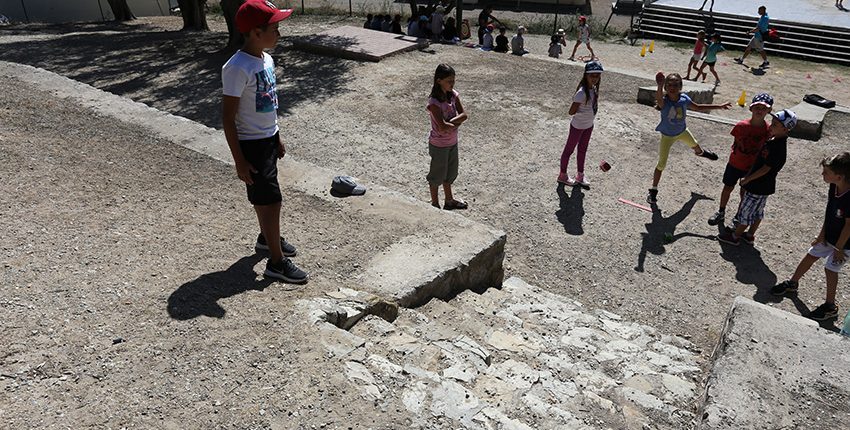 Enfants jouants aux boules carrées