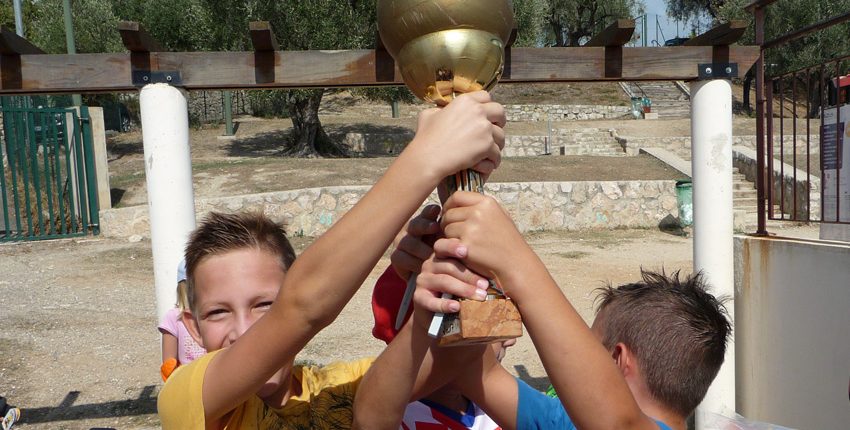 Enfants heureux d'avoir gagné le trophé