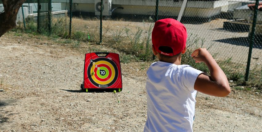 Enfant qui fait du Tir à l'arc